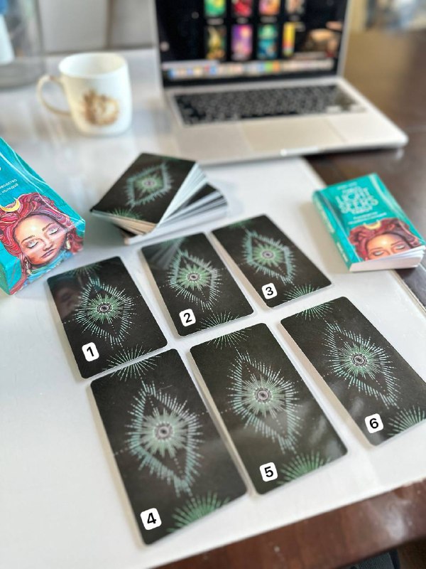 Купила очень эстетичную колоду 😍 , и решила