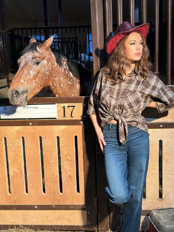 Сегодня были на конюшне, снимали бэки для танцевального