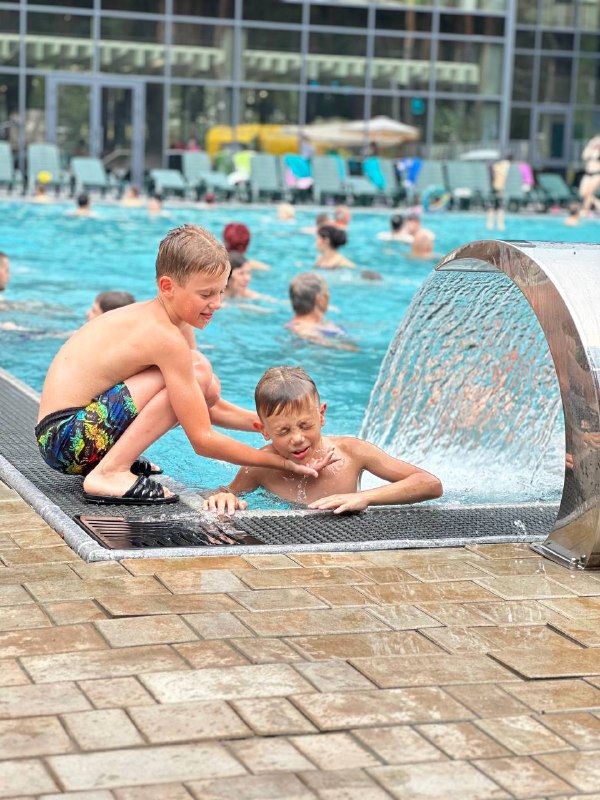 Леша вчера 4,5 часа 3 урока делал, в